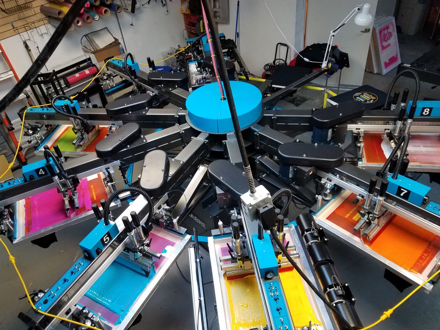 Top view of a machine inside a room with some devices